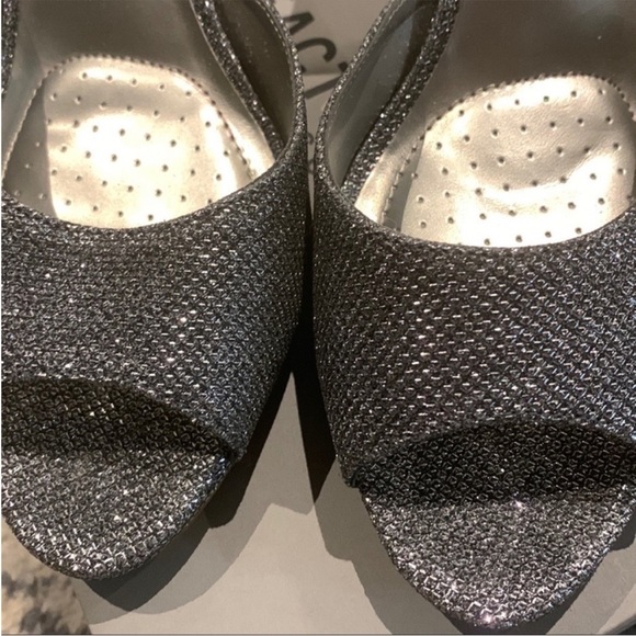 Women’s Kenneth Cole Reaction sparkly dressy heels - Picture 4 of 9